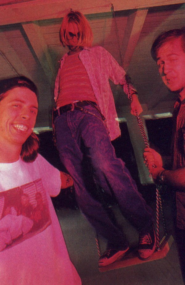 God, look at Kurt on top of the swing, that's so fucking cool.